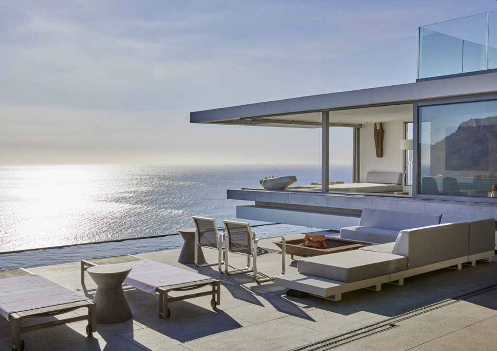 A CAPE TOWN ARCHITECT DESIGNS A COASTAL CLIFF DWELLING